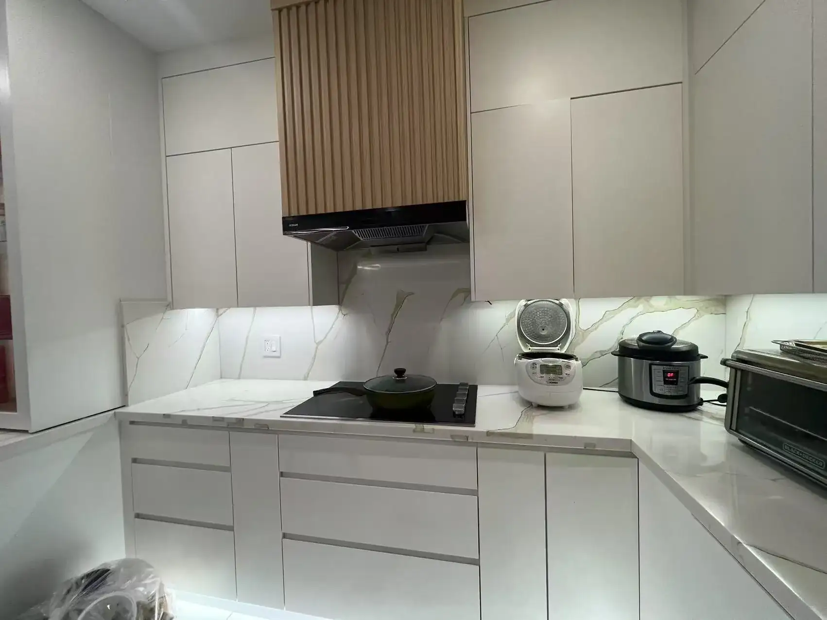 White kitchen with flat slab cabinet doors and handleless drawer fronts